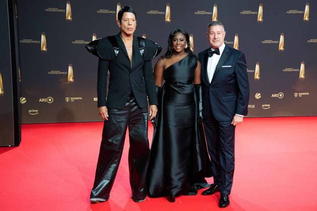 v.l. Jorge GONZALEZ, Choreograph, Motsi MABUSE, Taenzerin, Joachim LLAMBI, Taenzer, Roter Teppich, Red Carpet Show, Ankunft, arrival, Verleihung des Deutschen Fernsehpreises, Der Deutsche Fernsehpreis 2024, Deutscher Fernsehpreis 2024 in den MMC Studios Koeln, am 25.09.2024.