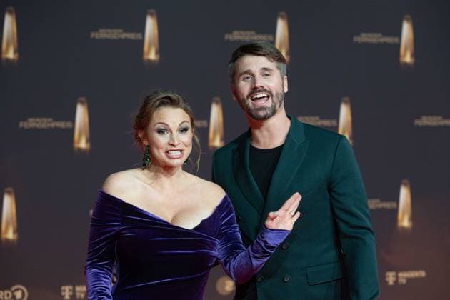 Thore SCHOELERMANN, Schölermann, Schauspieler, Jana-Julie KILKA, Schauspielerin, Roter Teppich, Red Carpet Show, Ankunft, arrival, Verleihung des Deutschen Fernsehpreises, Der Deutsche Fernsehpreis 2024, Deutscher Fernsehpreis 2024 in den MMC Studios Koeln, am 25.09.2024.