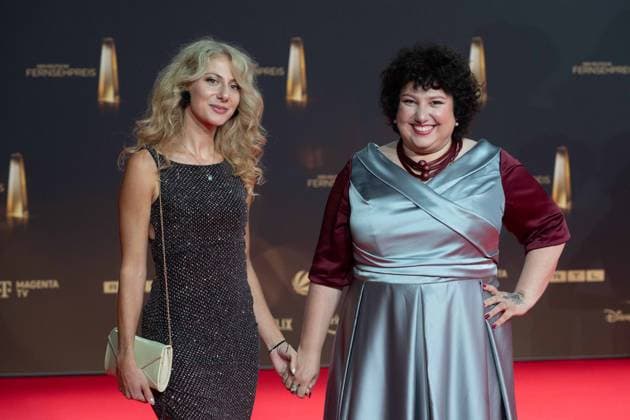 Meltem KAPTAN, rechts, Schauspielerin, mit ihrer Schwester Derya, Roter Teppich, Red Carpet Show, Ankunft, arrival, Verleihung des Deutschen Fernsehpreises, Der Deutsche Fernsehpreis 2024, Deutscher Fernsehpreis 2024 in den MMC Studios Koeln, am 25.09.2024.