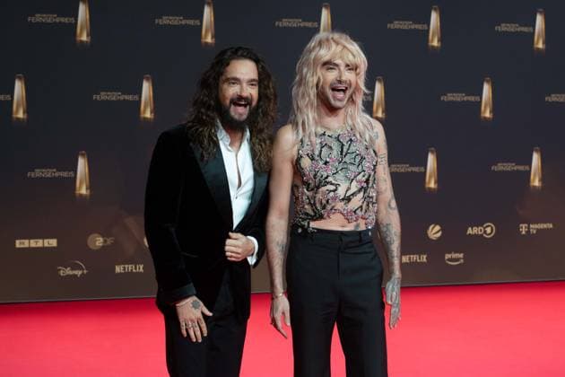 Tom und Bill KAULITZ, Saenger, Musiker, Tokio Hotel, Roter Teppich, Red Carpet Show, Ankunft, arrival, Verleihung des Deutschen Fernsehpreises, Der Deutsche Fernsehpreis 2024, Deutscher Fernsehpreis 2024 in den MMC Studios Koeln, am 25.09.2024.