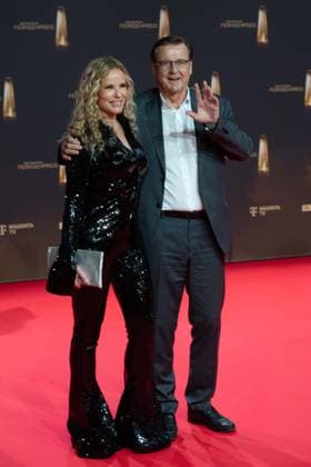 Katja BURKARDT, Moderatorin, Ehemann Hans MAHR, Roter Teppich, Red Carpet Show, Ankunft, arrival, Verleihung des Deutschen Fernsehpreises, Der Deutsche Fernsehpreis 2024, Deutscher Fernsehpreis 2024 in den MMC Studios Koeln, am 25.09.2024.