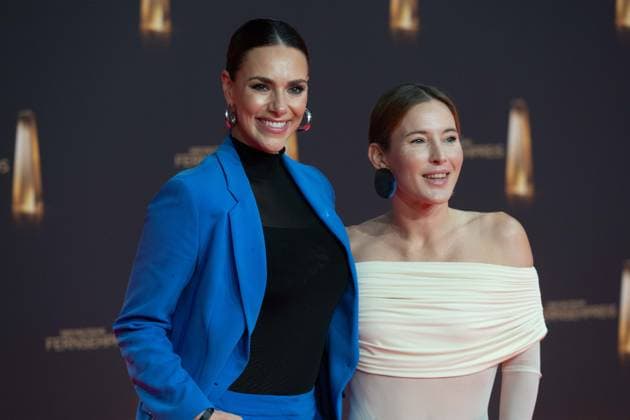 Esther SEDLACZEK, Moderatorin, Jeannine MICHAELSEN, Moderatorin, Roter Teppich, Red Carpet Show, Ankunft, arrival, Verleihung des Deutschen Fernsehpreises, Der Deutsche Fernsehpreis 2024, Deutscher Fernsehpreis 2024 in den MMC Studios Koeln, am 25.09.2024.