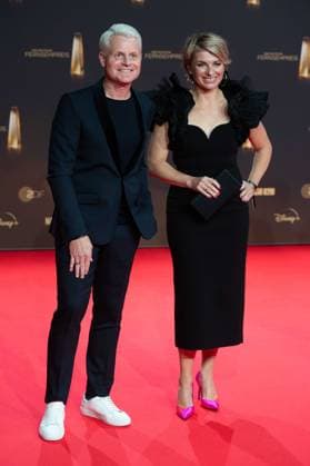 Guido CANTZ, Moderator, Sabine HEINRICH, Moderatorin, Roter Teppich, Red Carpet Show, Ankunft, arrival, Verleihung des Deutschen Fernsehpreises, Der Deutsche Fernsehpreis 2024, Deutscher Fernsehpreis 2024 in den MMC Studios Koeln, am 25.09.2024.