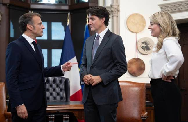 September 26, 2024, Ottawa, On, Canada: Prime Minister Justin Trudeau, centre, and Minister of Foreign Affairs Melanie Joly, right, speak with French President Emmanuel Macron before a meeting on Parliament Hill, Thursday, September 26, 2024 in Ottawa. Ottawa Canada - ZUMAc35_ 20240926_zaf_c35_019 Copyright: xAdrianxWyldx
