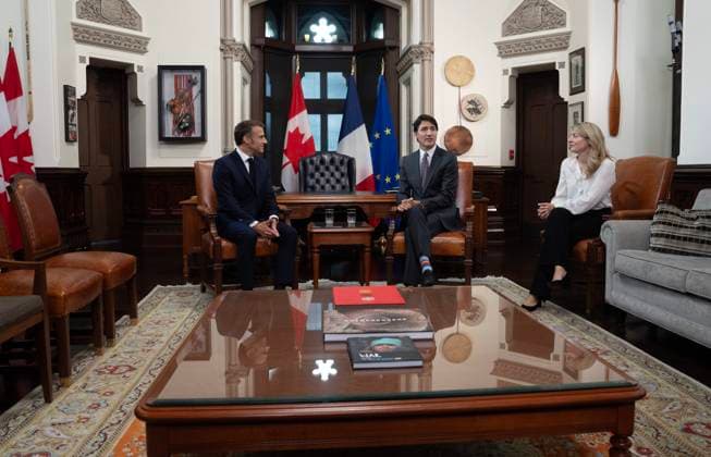 September 26, 2024, Ottawa, On, Canada: Prime Minister Justin Trudeau, centre, and Minister of Foreign Affairs Melanie Joly, right, speak with French President Emmanuel Macron before a meeting on Parliament Hill, Thursday, September 26, 2024 in Ottawa. Ottawa Canada - ZUMAc35_ 20240926_zaf_c35_020 Copyright: xAdrianxWyldx