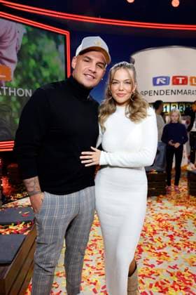 Sänger Pietro Lombardi und seine Verlobte Laura Maria Rypa beim 28. RTL-Spendenmarathon 2023 in den EMG-Studios. In der Villa von Pietro Lombardi (32) und seiner Verlobten Laura Rypa (28) kam es im Oktober 2024 zu einem Polizeieinsatz. Zwischen dem Paar soll es einen heftigen Streit gegeben haben. Die Influencerin hat sich nach Eintreffen der Einsatzkräfte in eine Klinik begeben. Hürth, 17.11.2023 NRW Deutschland Copyright: xChristophxHardtx