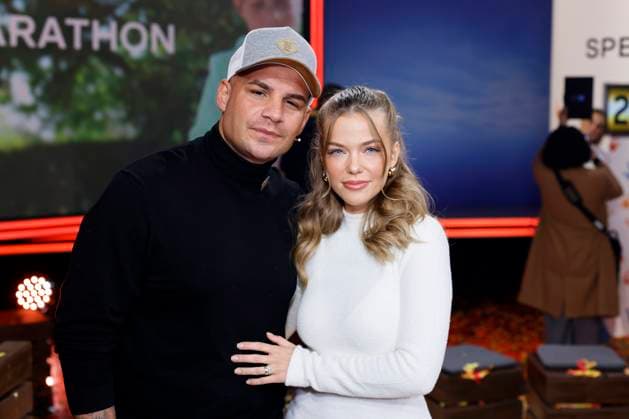 Sänger Pietro Lombardi und seine Verlobte Laura Maria Rypa beim 28. RTL-Spendenmarathon 2023 in den EMG-Studios. In der Villa von Pietro Lombardi (32) und seiner Verlobten Laura Rypa (28) kam es im Oktober 2024 zu einem Polizeieinsatz. Zwischen dem Paar soll es einen heftigen Streit gegeben haben. Die Influencerin hat sich nach Eintreffen der Einsatzkräfte in eine Klinik begeben. Hürth, 17.11.2023 NRW Deutschland Copyright: xChristophxHardtx
