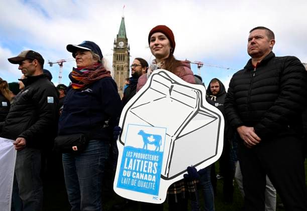News Bilder des Tages October 10, 2024, Ottawa, On, CAN: Dairy producers and their supporters participate in a news conference on the lawn of Parliament Hill in Ottawa, on Thursday, Oct. 10, 2024. Members of Parliament from the Bloc Quebecois, Liberal, NDP and Green Parties, federal cabinet ministers and agriculture producers participated in the event to urge the Senate to pass Bill C-282 on supply management. Ottawa CAN - ZUMAc35_ 20241010_zaf_c35_053 Copyright: xJustinxTangx