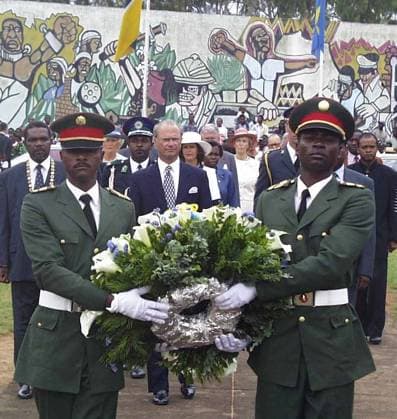 19981103 KING CARL GUSTAF AND DAUGHTER SILVIA ON A STATE VISIT TO MOCAMBIQUE Wreath laying at the Monument to the Victims of the War PHOTO TORBJÖRN SELANDER Code 4912 F picture COPYRIGHT SCANPIX SWEDEN no place information x4912x Copyright: xTorbjörnxSelanderx