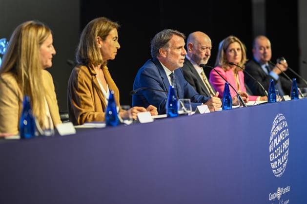 The Planeta Prize Jury holds a press conference a day before the 73rd edition of the Planeta Prize I D The writer Luz Gabás, the writer Carmen Posadas, the president of Grupo Planeta, José Creuheras, the writer Juan Eslava Galán, the Rector of the International University of Valencia, Eva Giner, and the writer Manuel Vázquez Montalbán, during a press conference a day before the presentation of the 73rd edition of the Planeta Prize at La Llotja de Mar, on October 14, 2024, in Barcelona, Catalonia Spain Tomorrow the 73rd edition of the Planeta Prize, endowed with one million euros and 200,000 euros for the finalist, will be awarded this Tuesday in Barcelona As a novelty, the writer Luz Gabás, winner in 2022, and the academic Eva Giner will j Copyright: xLorenaxSopênax 6274628
