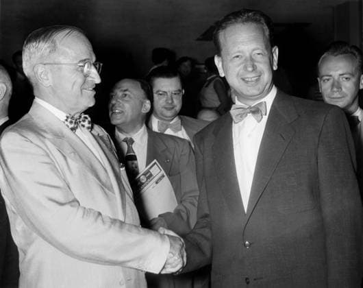 Orig. caption... TRUMAN VISITS UN New York.....Former President Harry S. Truman (left) shown being welcomed to the United Nations building today, July 3, by Dag Hammerskjold, Secretary-General. The ex-President, who opened the very first session of the United Nations in San Francisco, made a tour of the buildings. 7-3-53 Orig. caption... Ex-President Truman greets at the UN headquarters in New York, where Secretary General Hammarskjöld welcomes. Note Dag Hammarskjöld, 1905-1961, Swedish national economist, lawyer, diplomat and author, UN Secretary-General 1953-1961. Harry S. Truman, 1884-1972, American politician (Democrat), President of the United States 1945-1953. Handshake Welcome Smiles Bow Tie Duo Formal Attire Blazer Spectator CD653 Copyright: xx DAY HAMMERSKÖLD MEETS HARRY S. TRUMAN