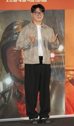 S. Korean actor Oh Dae-hwan S. Korean actor Oh Dae-hwan South Korean actor Oh Dae-hwan, who stars in the new movie The Firefighters, poses for a photo during an event in Seoul on Nov. 8, 2024, to promote the movie, set to hit local screens in South Korea on Dec. 4. (Yonhap) 2024-11-12 14:14:49 < 1980-2024 YONHAPNEWS AGENCY. .> ¼¿ïƯº°½Ã EDITORIAL USE ONLY Copyright: xx PYH2024111110120034400 YonhapxNewsx yonphotos235660