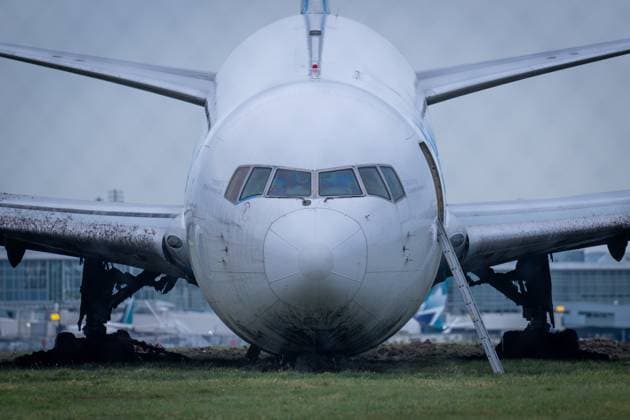 November 19, 2024, Vancouver, Bc, CANADA: CORRECTS DATE TO TUESDAY, NOV.19, 2024 IN ETC101-114 An Amazon Prime Air Boeing 767-338 sits on the grass after overrunning the runway, at the Vancouver International Airport in Richmond B.C., on Tuesday, Nov.19, 2024. Vancouver CANADA - ZUMAc35_ 20241119_zaf_c35_038 Copyright: xEthanxCairnsx