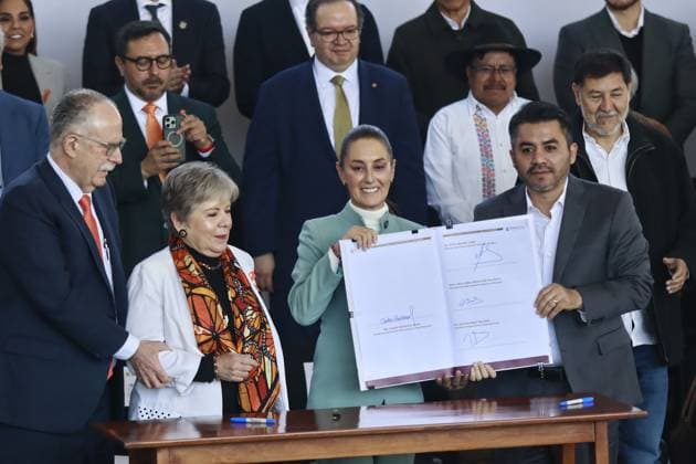 (L-R) Julio Berdeguo , Secretary of Agriculture and Rural Development, Alicia Barcena, Claudia Sheinbaum, President of Mexico, Secretary of the Environment and Natural Resources, Efrain Morales, Commission Director show the agreement during the National Agreement for the Human Right to Water and Sustainability, held at the Ecological Park of Xochimilco. on November 25, 2024 in Mexico City, Mexico. Mexico City Mexico - ZUMAe321 20241125_zia_e321_008 Copyright: xCarlosxSantiagox