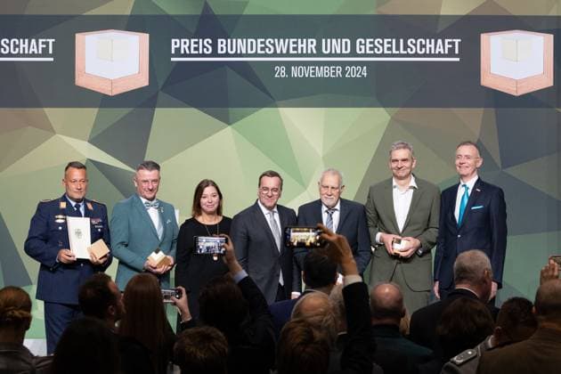 28.11.2024, Preis Bundeswehr und Gesellschaft Preisverleihung 2024 im Paul Löbe Haus des Deutschen Bundestags in Berlin. Von links nach rechts: Stabsfeldwebel Michael Eichstaedt, Einsatzführungskommando der Bundeswehr, Oberbürgermeister der Stadt Marienberg in Sachsen, Andrà Heinrich, Vizepräsidentin des Deutschen Bundestages Yvonne Magwas, Verteidigungsminister Boris Pistorius, Klaus Kunzmann, Geschäftsführender Gesellschafter, Patenschaftsgesellschaft Marineschiff Karlsruhe, Direktor der Berufsschule 7 in Augsburg, Oliver Sluka, Ehrengeschäftsführer des Deutschen Städte- und Gemeindebundes, Dr. Gerd Landsberg,