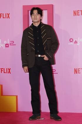 S. Korean actor Lee Jin-wook S. Korean actor Lee Jin-wook South Korean actor Lee Jin-wook poses for a photo during a showcase for Netflix s Squid Game Season 2 at Dongdaemun Design Plaza in Seoul on Dec. 9, 2024. The series is set to premiere on Dec. 26. (Yonhap) 2024-12-10 16:20:18 < 1980-2024 YONHAPNEWS AGENCY. .> ¼¿ïƯº°½Ã EDITORIAL USE ONLY Copyright: xx PYH2024121007340034400 YonhapxNewsx yonphotos236503