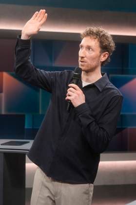 Louis Klamroth in der ARD-Talkshow hart aber fair im Studio Adlershof. Berlin, 16.12.2024