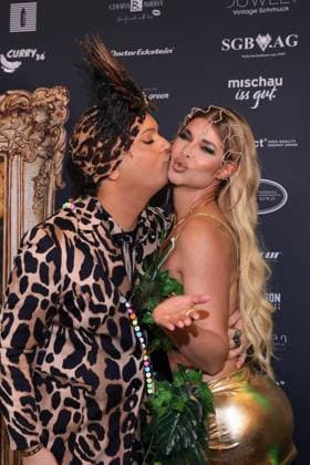 Ich bin ein Star – Holt mich hier raus! powered by Julian F.M. Stoeckel, Julian F. M. Stoeckel und Micaela Schaefer auf dem Dschungel Carpet zum Public Viewing zum TV-Start der neuen Staffel, Hotel Pullmann Schweizer Hof, Berlin, Berlin