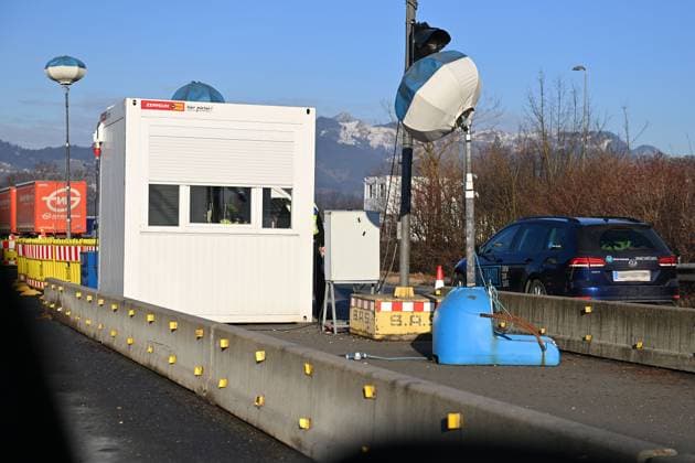 Grenzkontrollen an der oesterreichisch deutschen Grenze ,Grenzuebergang Kiefersfelden Autofahrer bei der Einreise von Tirol Oesterreich nach Bayern Deutschland.