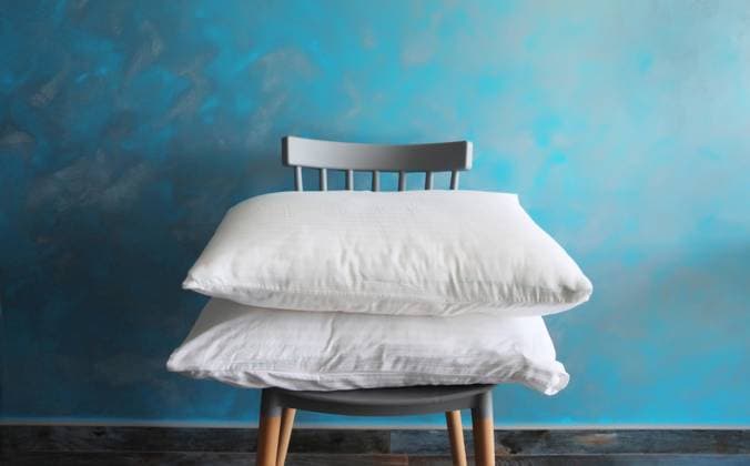 Gesunder Schlaf, ein Stapel gefalteter weißer Kissen auf dem Stuhl zu Hause Healthy sleep, domestic interior, pile of folded white pillows on the chair at home Copyright: xZoonar.com VeronikaxKornevax 22749610