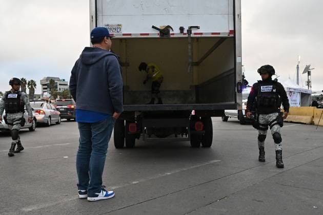 February 6, 2025, Tijuana, Baja California, Mexico: Mexican National Guard officers check vehicles heading to the United States into San Diego, California at the San Ysidro Port of Entry crossing in Tijuana, Baja California, Mexico, on Thursday, February 6, 2025. At the southern border between the US and Mexico a planned distribution of 10,000 Mexican National Guard troops on the US border, under an agreement with US President Donald Trump to stop the flow of migration and drugs like fentanyl. Tijuana Mexico - ZUMAm180 20250206_zip_m180_016 Copyright: xCarlosxA.xMorenox