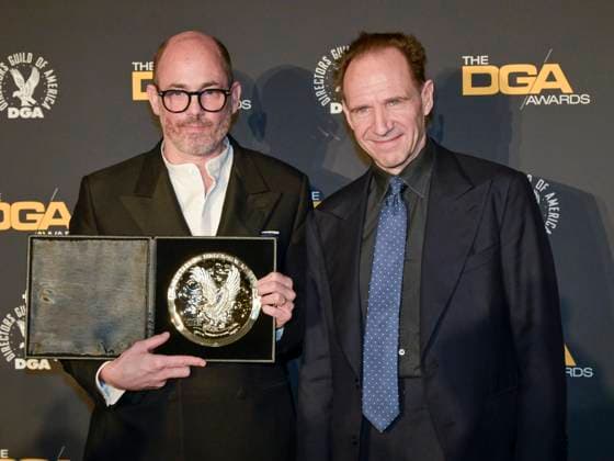 February 8, 2025, Beverly Hills, California, USA: Edward Berger and Ralph Fiennes. attends the 77th Annual DGA Awards: Pressroom. Beverly Hills USA - ZUMAb173 20250208_aap_b173_282 Copyright: xBillyxBennightx