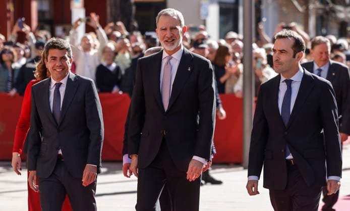 The King participates in the presentation of the 36th edition of the Rei Jaume I Awards The President of the Generalitat Valenciana, Carlos Mazón, King Felipe VI and the Minister of Economy, Trade and Enterprise, Carlos Cuerpo, on their arrival at the ceremony of the Rei Jaume I Awards 2024, in the Lonja de los Mercaderes de València, on February 14, 2025, in Valencia, Comunidad Valenciana Spain The Rei Jaume I Awards were created in 1989 with the aim of bringing science and business together to promote research, scientific development and entrepreneurship in Spain 14 FEBRUARY 2025 SCIENCE BUSINESS AWARDS AWARDS SCIENTIFIC ENTREPRENEURSHIP Valencia Valencia Comunidad Valenciana Valencia Comunidad Valenciana Spain Copyright: xRoberxSolsonax 6518825
