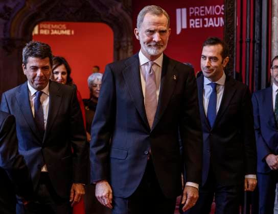 The King participates in the presentation of the 36th edition of the Rei Jaume I Awards The President of the Generalitat Valenciana, Carlos Mazón, King Felipe VI and the Minister of Economy, Trade and Enterprise, Carlos Cuerpo, on their arrival at the ceremony of the Rei Jaume I Awards 2024, in the Lonja de los Mercaderes de València, on February 14, 2025, in Valencia, Comunidad Valenciana Spain The Rei Jaume I Awards were created in 1989 with the aim of bringing science and business closer together to promote research, scientific development and entrepreneurship in Spain 14 FEBRUARY 2025 SCIENCE BUSINESS AWARDS AWARDS SCIENTIFIC ENTREPRENEURSHIP Valencia Valencia Comunidad Valenciana Valencia Comunidad Valenciana Spain Copyright: xRoberxSolsonax 6518827