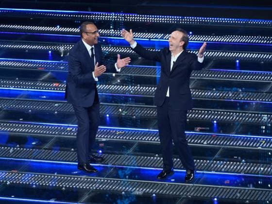 : Sanremo, 75th Italian Song Festival 2025 - Fourth Evening. In the photo Carlo Conti and Roberto Benigni - ZUMAp169 20250214_zea_p169_1045 Copyright: xMaurizioxD Avanzox