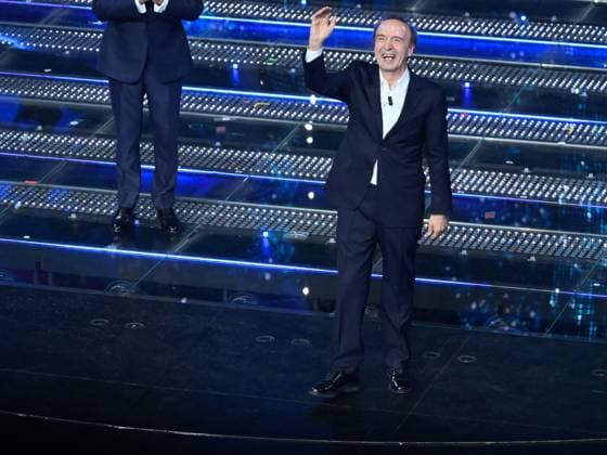 : Sanremo, 75th Italian Song Festival 2025 - Fourth Evening. In the photo Carlo Conti and Roberto Benigni - ZUMAp169 20250214_zea_p169_1052 Copyright: xMaurizioxD Avanzox