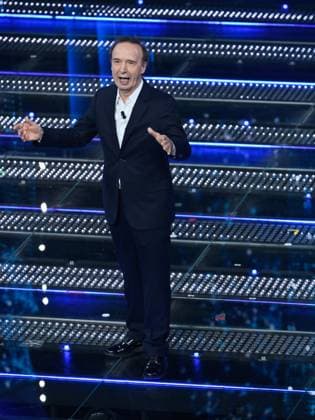 : Sanremo, 75th Italian Song Festival 2025 - Fourth Evening. In the photo Carlo Conti and Roberto Benigni - ZUMAp169 20250214_zea_p169_1078 Copyright: xMaurizioxD Avanzox
