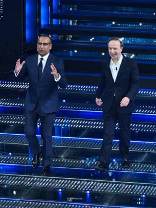 : Sanremo, 75th Italian Song Festival 2025 - Fourth Evening. In the photo Carlo Conti and Roberto Benigni - ZUMAp169 20250214_zea_p169_1039 Copyright: xMaurizioxD Avanzox
