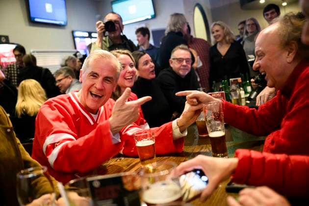 Kanada, Mark Carney wird neuer Premierminister, Archivbilder February 15, 2025, Ottawa, On, CAN: Mark Carney, candidate for the leadership of the Liberal Party of Canada, jokes with a supporter at a watch party for the 4 Nations Face-Off hockey tournament s Canada vs. USA game, at a pub in Ottawa, on Saturday, Feb. 15, 2025. Ottawa CAN - ZUMAc35_ 20250215_zaf_c35_231 Copyright: xJustinxTangx