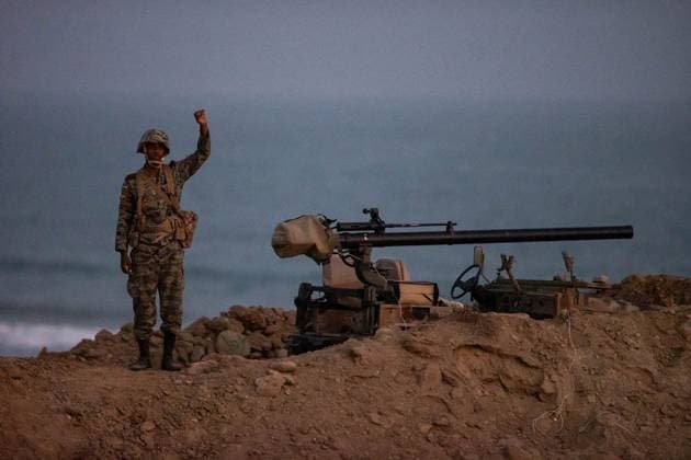February 23, 2025, Makran, Iran: An Iranian soldier of the Islamic Republic of Iran Army engages in the main phase of the joint Zolfaghar 1403 military drills along the Makran coastlines, in the Sea of Oman, and the northern Indian Ocean. Iran s Army has launched large-scale drills, deploying ground forces, armored units, defense systems, and naval forces. The exercises aim to strengthen defense capabilities, enhance deterrence, and test new tactics, advanced weaponry, and cyber-electronic warfare. Army aviation also plays a key role, with Cobra and other helicopters conducting operations along the Makran coast to improve pilot skills and military readiness. Makran Iran - ZUMAi98_ 20250223_zih_i98_011 Copyright: xIranianxArmyxOfficex
