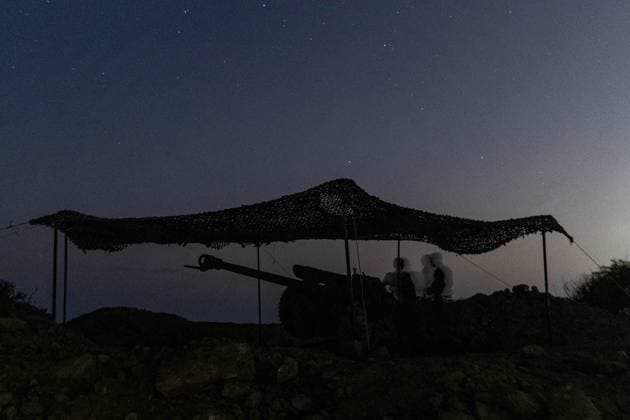 February 23, 2025, Makran, Iran: Iranian soldiers of the Islamic Republic of Iran Army engage in the main phase of the joint Zolfaghar 1403 military drills along the Makran coastlines, in the Sea of Oman, and the northern Indian Ocean. Iran s Army has launched large-scale drills, deploying ground forces, armored units, defense systems, and naval forces. The exercises aim to strengthen defense capabilities, enhance deterrence, and test new tactics, advanced weaponry, and cyber-electronic warfare. Army aviation also plays a key role, with Cobra and other helicopters conducting operations along the Makran coast to improve pilot skills and military readiness. Makran Iran - ZUMAi98_ 20250223_zih_i98_009 Copyright: xIranianxArmyxOfficex