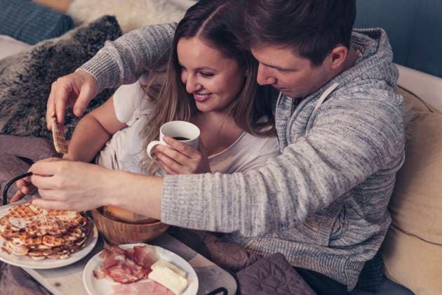 Young couple having breakfast in bed model released, Symbolfoto property released, SEBF00080