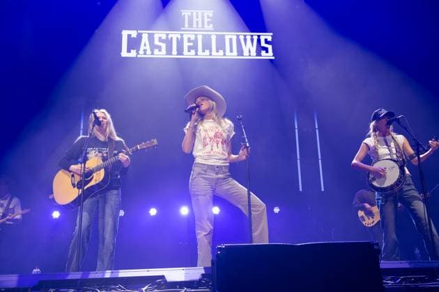 The Castellows perform at The Country 2 Country Music Festival 2025, Sunday - O2 Arena, London, UK Guitarist Ellie Balkcom, lead singer Lily Balkcom and banjo player Powell Balkcom of The Castellows perform at the Country 2 Country (C2C) Music Festival - O2 Arena, London, England, UK on Sunday 16 March 2025., Credit:Justin Ng Avalon UK, England, London, O2 Arena Copyright: xJustinxNgx xAvalonx 0976402971
