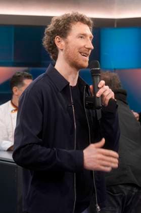 Louis Klamroth in der ARD-Talkshow hart aber fair im Studio Adlershof. Berlin, 24.03.2025
