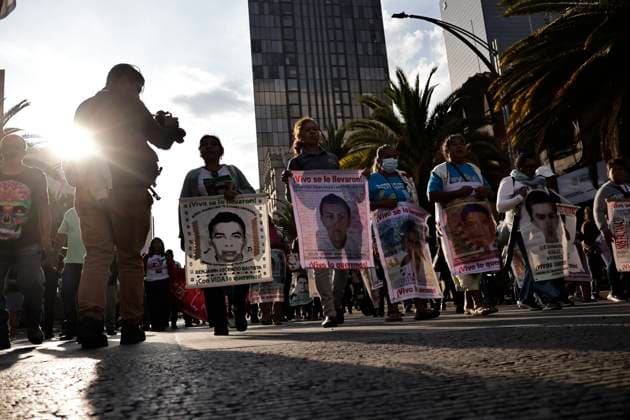 News Bilder des Tages March 26, 2025, Mexico City, Cdmx, Mexico: Mothers, fathers, relatives, and classmates of the 43 students from Ayotzinapa, Guerrero, demonstrate on Paseo de la Reforma Avenue to demand that the government of Claudia Sheinbaum resolve the forced disappearance of the students, which occurred 10 years ago; the Mexican Army, the municipal police, and organized crime are being blamed for this incident. Mexico City Mexico - ZUMAp204 20250326_zip_p204_039 Copyright: xJosuexPerezx