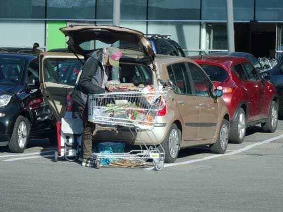 07.04.2025 Supermarkt Kaufland Waldshut Deutschland Einkaufstourismus. Bild :Rentner laet Kaufland Lebensmittel ins Auto.