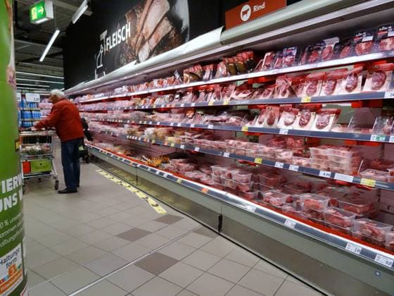 07.04.2025 Supermarkt Kaufland Waldshut Deutschland Einkaufstourismus. Bild : Fleisch und Wurstwaren Regale.