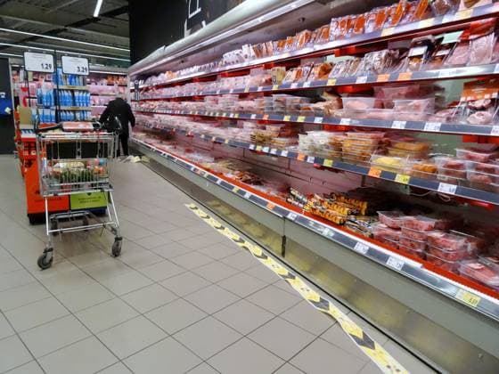 07.04.2025 Supermarkt Kaufland Waldshut Deutschland Einkaufstourismus. Bild : Fleisch und Wurstwaren Regale.