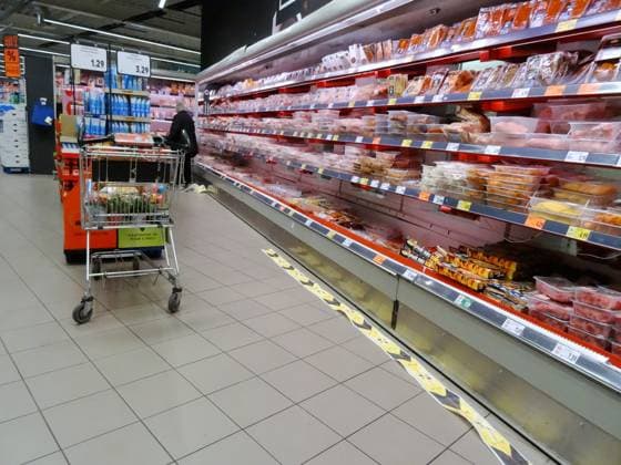 07.04.2025 Supermarkt Kaufland Waldshut Deutschland Einkaufstourismus. Bild : Fleisch und Wurstwaren Regale.