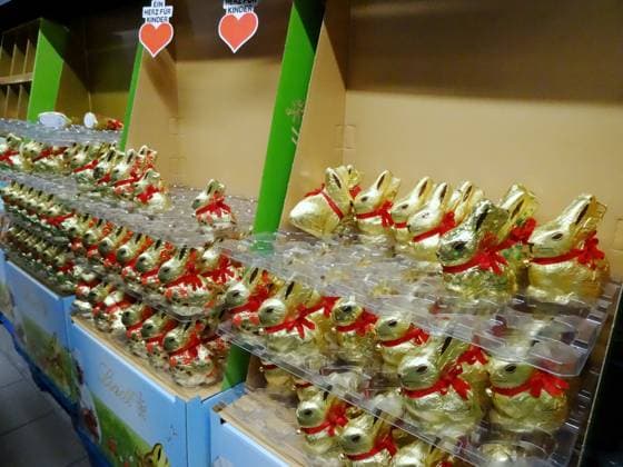07.04.2025 Supermarkt Kaufland Waldshut Deutschland Einkaufstourismus. Bild : Lindt Goldhasen im Regal.