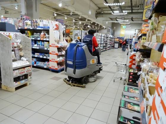 07.04.2025 Supermarkt Kaufland Waldshut Deutschland Einkaufstourismus. Bild : Reinigungswagen zwischen den Regalen .