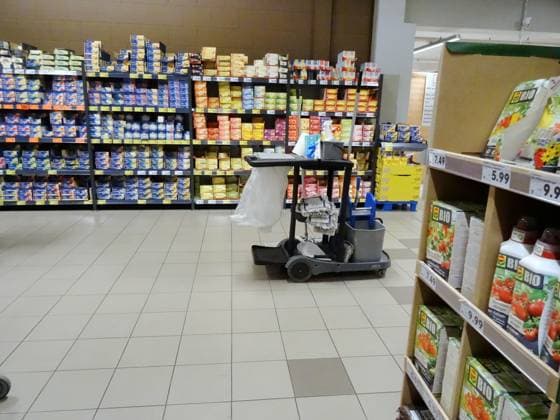 07.04.2025 Supermarkt Kaufland Waldshut Deutschland Einkaufstourismus. Bild : Teeabteilung ,rechts ein Reinigungswagen.