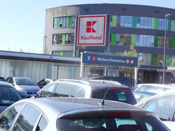 07.04.2025 Supermarkt Kaufland Waldshut Deutschland Einkaufstourismus. Bild :Parkplatz Kaufladen Werbeschild. Logo Schriftzug
