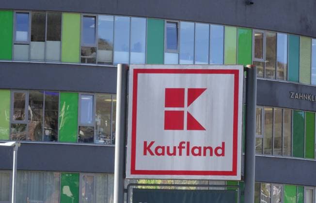 07.04.2025 Supermarkt Kaufland Waldshut Deutschland Einkaufstourismus. Bild : Kaufladen Werbeschild. Logo Schriftzug