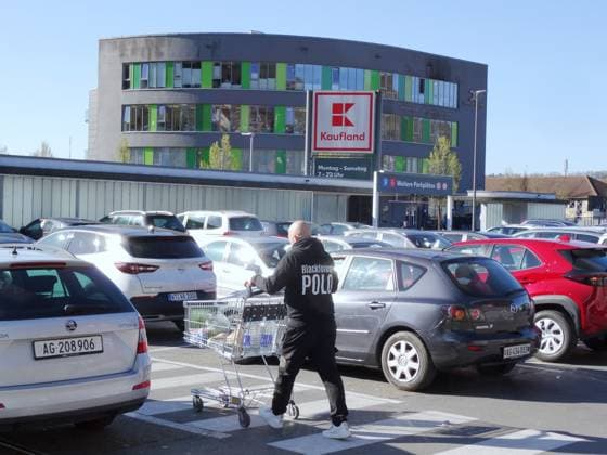 07.04.2025 Supermarkt Kaufland Waldshut Deutschland Einkaufstourismus. Bild :Parkplatz Kaufladen Werbeschild. Logo Schriftzug