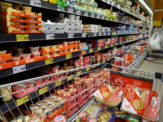 07.04.2025 Supermarkt Kaufland Waldshut Deutschland Einkaufstourismus. Bild : Milchwaren im Regal.